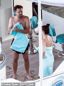 17070004-7339291-Smart_The_acclaimed_actor_showed_off_his_toned_physique_on_the_g-a-477_1565306214871.jpg