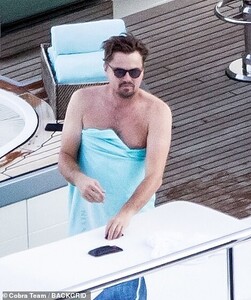 17070010-7339291-Casual_Leonardo_finished_his_look_with_dark_Ray_Ban_style_sungla-a-568_1565307096962.jpg