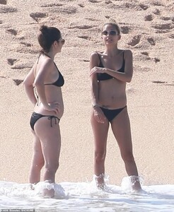 17076554-7339881-Cooling_out_The_ladies_went_in_and_out_of_the_gorgeous_ocean_wat-a-8_1565328332796.jpg