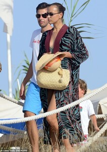 17089022-7340955-Effortless_chic_Carrying_her_possessions_in_a_matching_straw_han-m-43_1565351307015.jpg