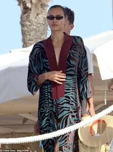 17089024-7340955-Beach_babe_Irina_Shayk_continued_her_holidays_Thursday_as_she_pa-m-41_1565351246264.jpg