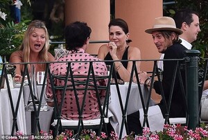 17091372-7342033-Excited_The_model_chatted_animatedly_with_her_pals_as_they_waite-a-41_1565369103024.thumb.jpg.33c6b8cb73c9adb1898c42b102053797.jpg