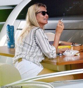 17101232-7342033-Holiday_Kate_looked_in_high_spirits_as_she_puffed_on_a_cigarette-a-34_1565368854349.jpg