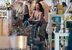 17105266-7342385-What_Looks_like_Rihanna_spied_something_that_she_didn_t_look_too-a-9_1565381704245.jpg