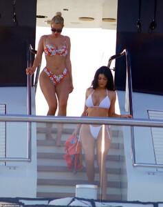 17105700-7342383-The_star_was_joined_by_her_BFF_Stassie_22_who_also_showed_off_he-a-19_1565386191022.thumb.jpg.56b6ff70aa957aae90b6b0b4448b308a.jpg