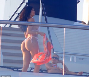 17105704-7342383-Party_The_Kardashian_Jenner_clan_jetted_out_to_Italy_earlier_thi-a-20_1565386191024.thumb.jpg.48c6de61253b8b43a13fc7814581d28b.jpg