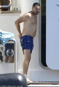 17131224-7344457-At_ease_Leonardo_DiCaprio_44_and_Camila_Morrone_22_cruised_over_-m-95_1565453078526.thumb.jpg.856002f28479a4a4c64d4e0babb0ba03.jpg