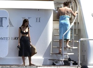 17131372-7344457-Drying_off_The_actor_dried_off_with_a_light_blue_towel_before_ch-m-147_1565455387706.thumb.jpg.4e242d70fcbade7387db0a5e252a708b.jpg