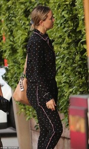 17134374-7344783-No_fuss_look_Kate_slicked_her_short_blonde_tresses_back_into_a_l-a-3_1565470306329.jpg