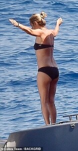 17192374-7349587-How_does_she_do_it_Kate_looked_incredible_from_every_angle_as_sh-a-189_1565626263188.jpg