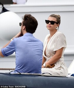17198724-7349931-Happy_couple_Scott_Disick_and_Sofia_Richie_looked_more_loved_up_-a-218_1565638133094.jpg