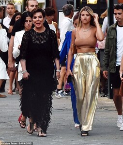 17225422-7352383-Here_come_the_girls_Sofia_and_Kris_looked_happy_as_they_chatted_-a-2_1565705864397.jpg
