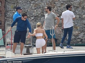 17229592-7352875-Pert_Sofia_revealed_her_pert_derriere_as_she_climbed_out_of_a_bo-a-1_1565712680676.jpg