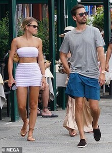 17232824-7352875-Details_She_teamed_the_item_of_clothing_with_a_matching_high_wai-a-6_1565712680978.jpg