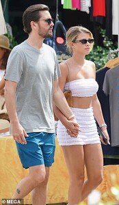 17232830-7352875-Smitten_The_couple_looked_loved_up_and_smitten_as_they_walked_ha-a-2_1565712680878.jpg