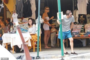 17232834-7352875-Shopping_They_were_seen_doing_a_spot_of_shopping_during_their_da-a-4_1565712680889.jpg