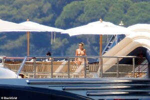 17300334-7358997-Still_cruising_Sofia_and_Scott_were_both_on_a_250_million_supery-a-4_1565862761677.jpg