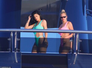 17320836-7360915-Wow_Kylie_s_item_of_swimwear_featured_several_cut_outs_which_als-a-3_1565885701132.jpg