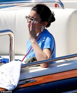 17358676-7363925-The_good_life_The_TV_personality_relaxed_aboard_her_yacht_as_it_-a-139_1565963404975.jpg