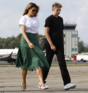17426856-7369959-The_couple_s_13_year_old_son_Barron_was_noticeably_taller_than_h-a-13_1566203132971.jpg