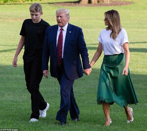17426866-7369959-Melania_arrived_back_at_the_White_House_in_a_forest_green_skirt_-a-6_1566203132873.jpg