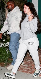 17447492-7371925-Comfy_clothes_Kim_covered_her_coveted_curves_with_a_pair_of_bagg-m-13_1566227595158.jpg