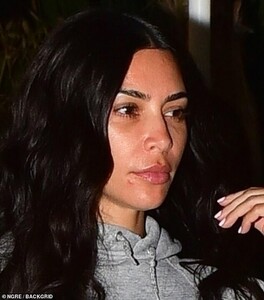 17447494-7371925-Imperfections_The_makeup_mogul_didn_t_bother_to_cover_up_her_ble-m-3_1566227215077.jpg