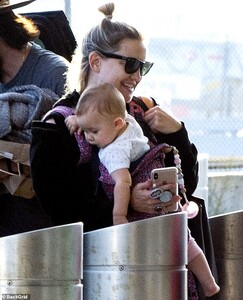 17450324-7372385-All_smiles_Kate_Hudson_hugged_11_month_old_Rani_Rose_as_she_and_-m-15_1566241900742.jpg