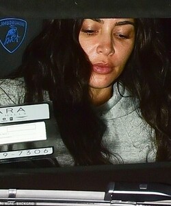 17451250-7371925-Shot_gun_The_A_lister_kicked_back_in_the_passenger_seat_of_her_l-m-24_1566230850510.jpg