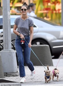 17465520-7373705-Keeping_cheery_Katie_Holmes_didn_t_seem_down_when_she_stepped_ou-a-12_1566265204226.jpg