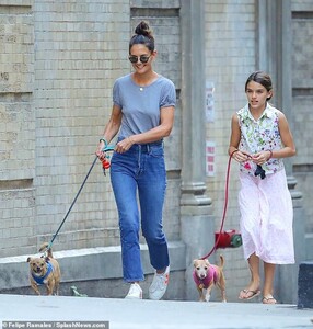 17465546-7373705-Strolling_Katie_Holmes_didn_t_look_upset_when_she_and_daughter_S-a-13_1566265204227.jpg