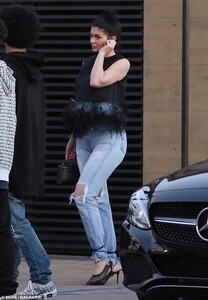 17469414-7374121-Chic_self_made_billionaire_Kylie_Jenner_22_was_spotted_leaving_d-m-63_1566278190261.jpg