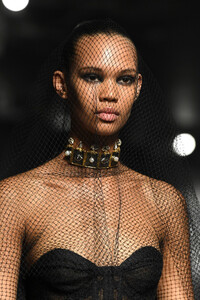 1748362874_ChristianDiorRunwayParisFashionWeekHauteKmfbJuyW1Y6x.thumb.jpg.c30a643b69f22802fe0193bf78944c53.jpg
