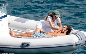 17490196-7375337-Her_guy_Heidi_carefully_stroked_her_man_s_face_as_he_relaxed_in_-a-4_1566324852011.jpg