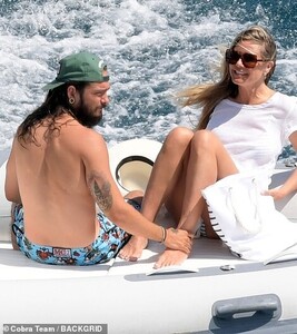 17490214-7375337-There_for_her_Tom_is_Heidi_s_third_husband_She_was_married_to_Zo-a-83_1566316935801.jpg