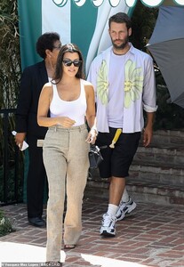 17501816-7376853-Scott_2_0_Kourtney_Kardashian_was_seen_with_a_man_who_looked_lik-a-92_1566338162698.jpg