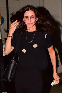 17518032-7378777-Simple_and_sophisticated_Courteney_was_chic_as_ever_in_her_black-a-1_1566382575688.jpg
