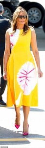 17642208-7389913-Melania_arrived_into_Biarritz_wearing_a_yellow_dress_with_pink_s-a-65_1566649973323.jpg