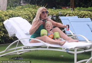 17681804-0-Bubbles_galore_And_to_entertain_the_child_the_wife_of_Dean_McDer-a-5_1566769886016.jpg