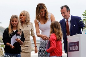 17702634-7394837-First_Lady_Melania_Trump_shook_hands_with_a_French_schoolgirl_du-a-4_1566823896606.jpg
