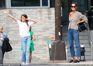 17763682-7400967-Like_mother_like_daughter_The_teenager_seemed_to_be_taking_a_not-a-10_1566959122243.jpg