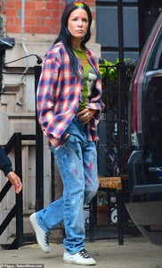 17801958-7404391-Colorful_locks_Halsey_s_iconic_rainbow_roots_were_on_display_for-m-89_1567025053031.jpg