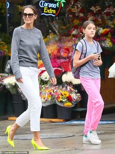 17807752-7404805-After_school_After_her_errands_Katie_was_spotted_with_her_daught-a-1_1567047915701.jpg