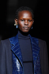 1836729055_SchiaparelliRunwayParisFashionWeekHauteo6MdAxciAflx.thumb.jpg.884d1f04bf7f804cce457cf559cd3fc1.jpg