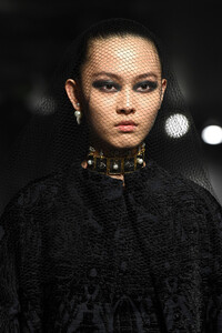 1846080769_ChristianDiorRunwayParisFashionWeekHauteblbTWTSxK0Qx.thumb.jpg.d732d70377ce90b1c538cc1d75fd9c2f.jpg