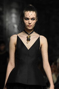 1856896355_ChristianDiorRunwayParisFashionWeekHauteL_vl8YGpv_Dx.thumb.jpg.e59b0b03c10f27ba15c0525b52b3c29f.jpg
