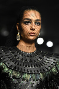 1875260126_ChristianDiorRunwayParisFashionWeekHaute4GmS5OSrPF6x.thumb.jpg.19605ad541e0a51bc57476f4e9dea4bd.jpg