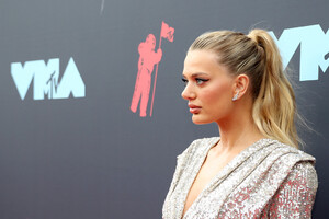 Bregje+Heinen+2019+MTV+Video+Music+Awards+6WOsAQNibysx.jpg