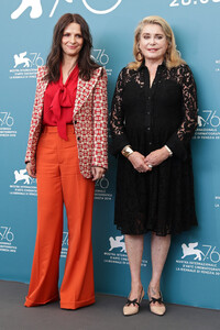 Catherine+Deneuve+La+V+rit+Truth+Photocall+yzXP4sydEETx.jpg