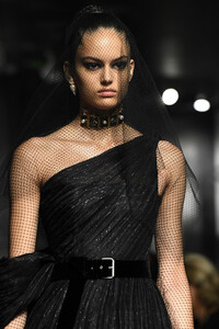 1894770548_ChristianDiorRunwayParisFashionWeekHauteGTeuKB4hC6Rx.thumb.jpg.d71ff497c401e78d88b5ca582414a033.jpg